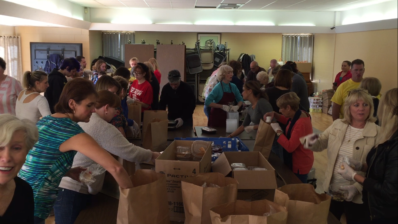 Volunteers at Epiphany Parish in Brick Township prepare Thanksgiving meals for delivery. (Photo: Daniel Nee)