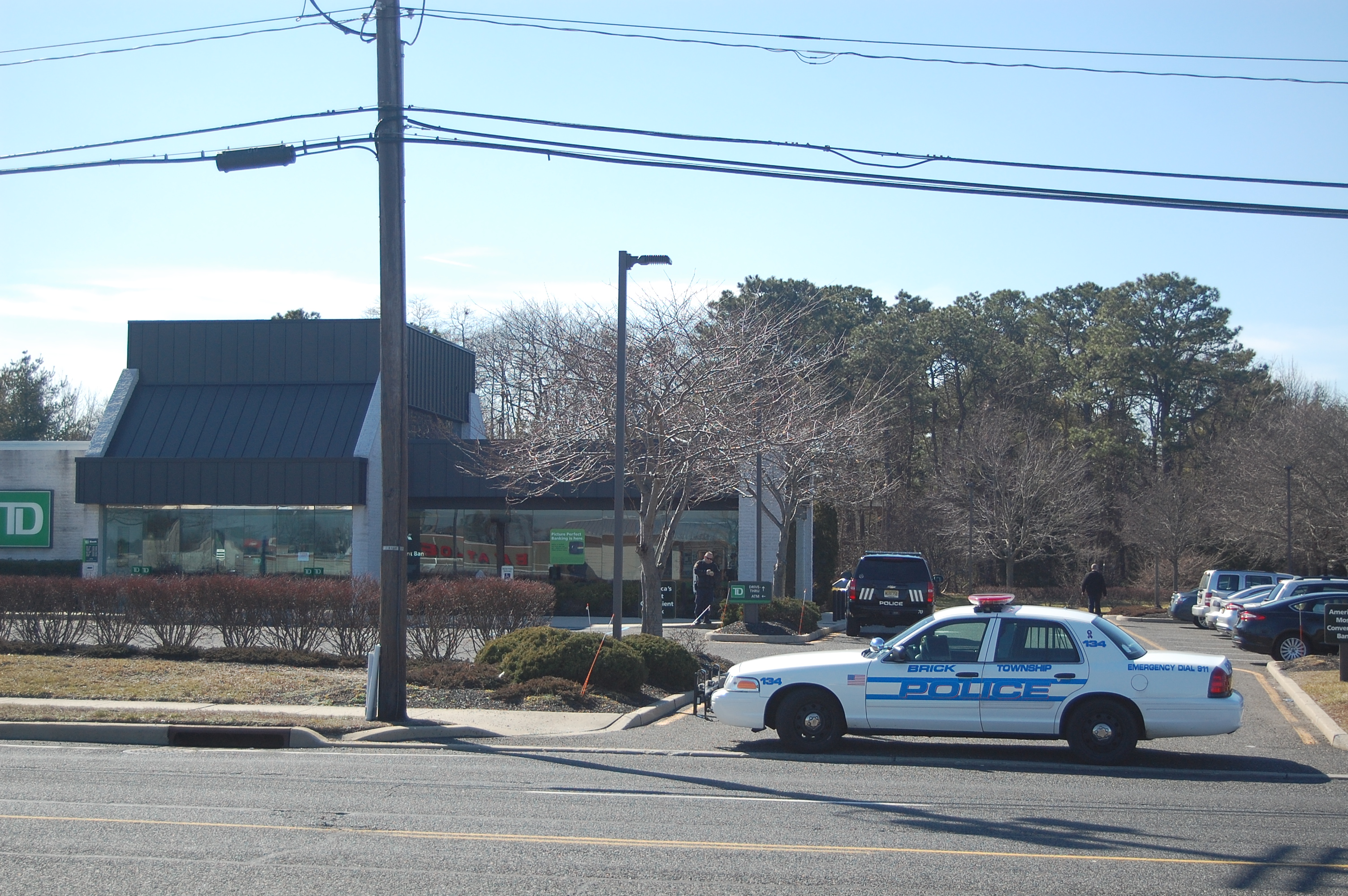Police on the scene of a bank robbery in Brick, Feb. 22, 2016. (Photo: Daniel Nee)