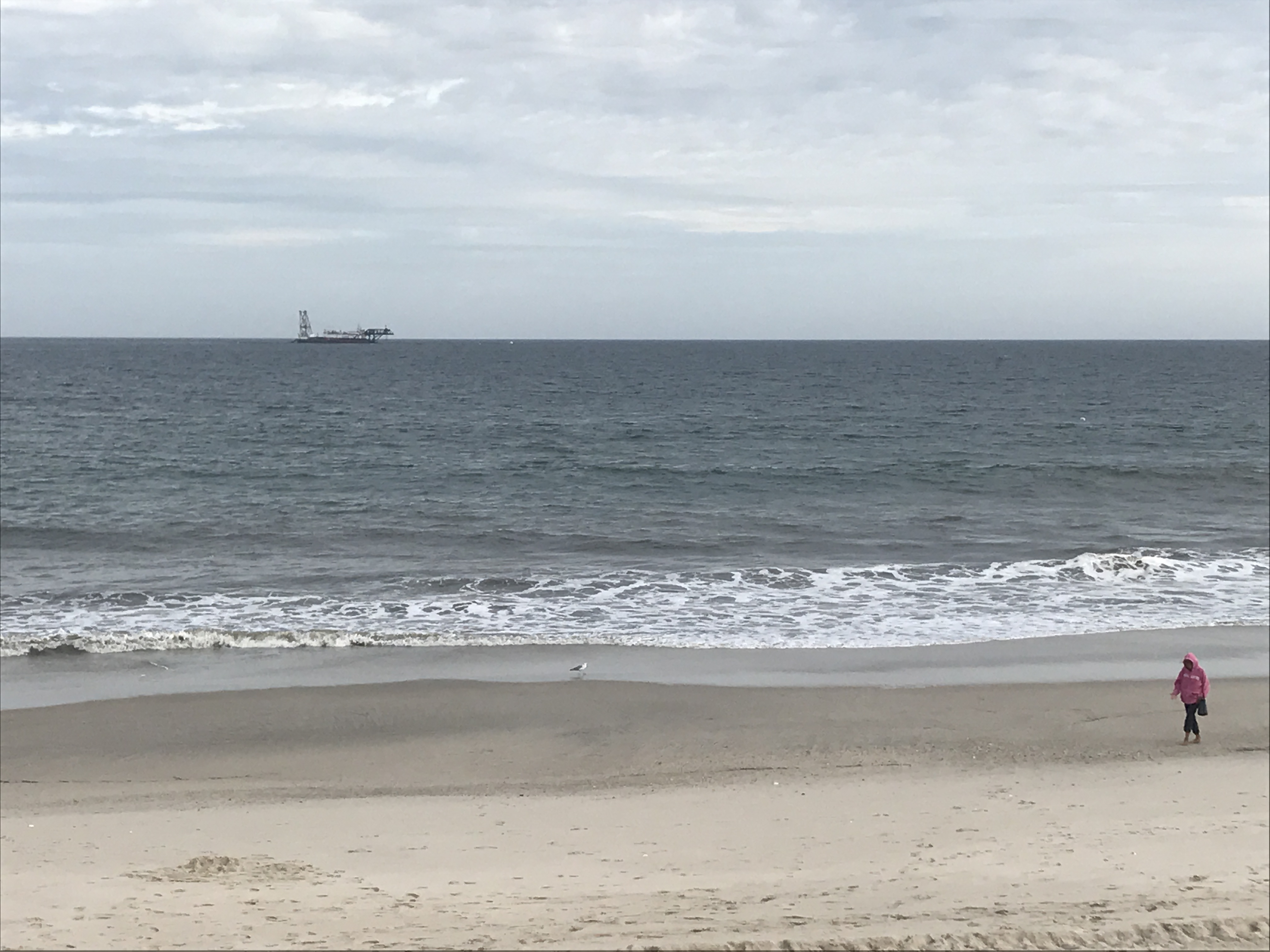 The R.S. Weeks dredge boat off Mantoloking, N.J., Oct. 2017. (Photo: Daniel Nee)