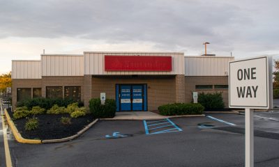 A closed Santander bank branch proposed to be demolished in favor of a restautant building housing Shake Shack and First Watch, Sept. 2022. (Photo: Daniel Nee)