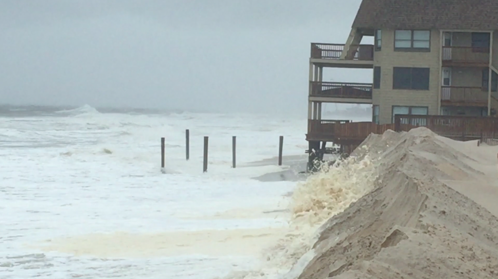 Waves threaten a building in Ortley Beach, N.J. Oct. 2, 2015 (Photo: Daniel Nee)