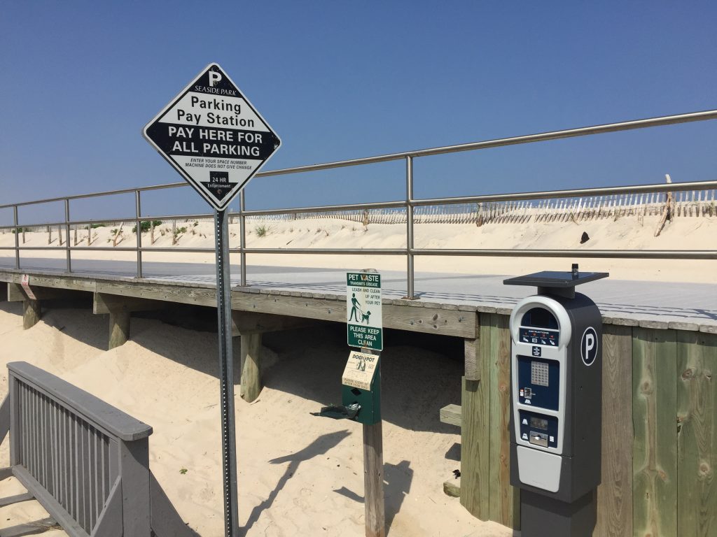 New parking kiosks along Ocean Avenue in Seaside Park. (Photo: Daniel Nee)