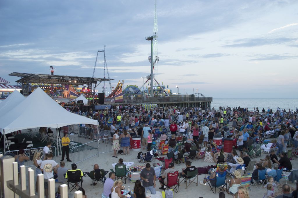 Trace Adkins Performs in Seaside Heights, N.J., July 13, 2016. (Photo: Daniel Nee/Shorebeat)