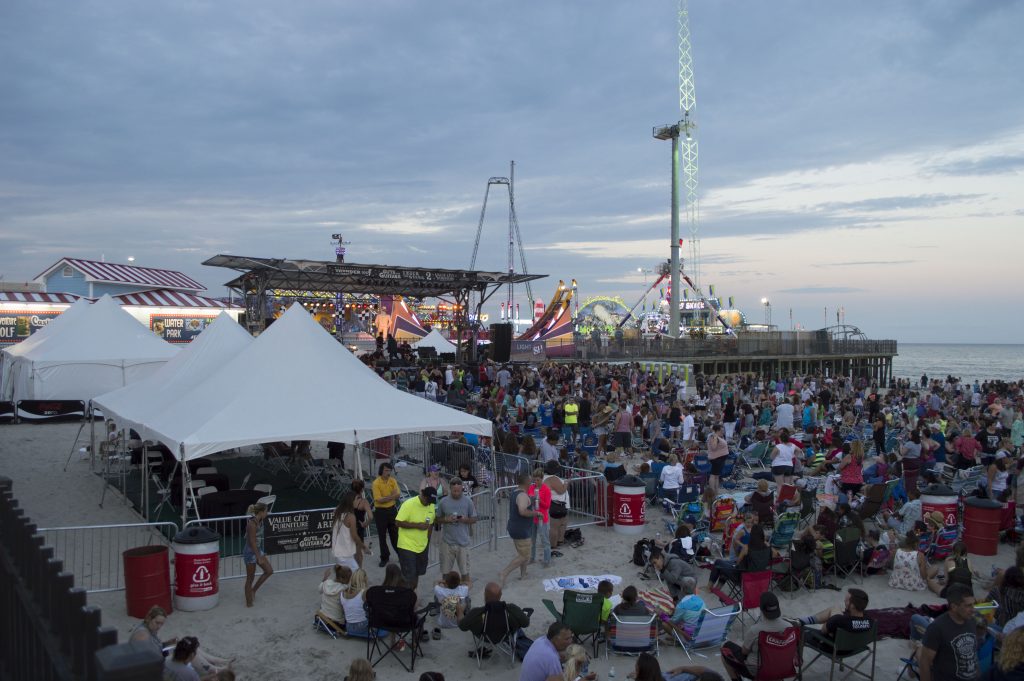 Trace Adkins Performs in Seaside Heights, N.J., July 13, 2016. (Photo: Daniel Nee/Shorebeat)