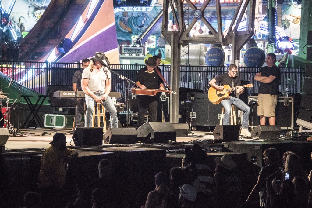 Trace Adkins Performs in Seaside Heights, N.J., July 13, 2016. (Photo: Daniel Nee/Shorebeat)