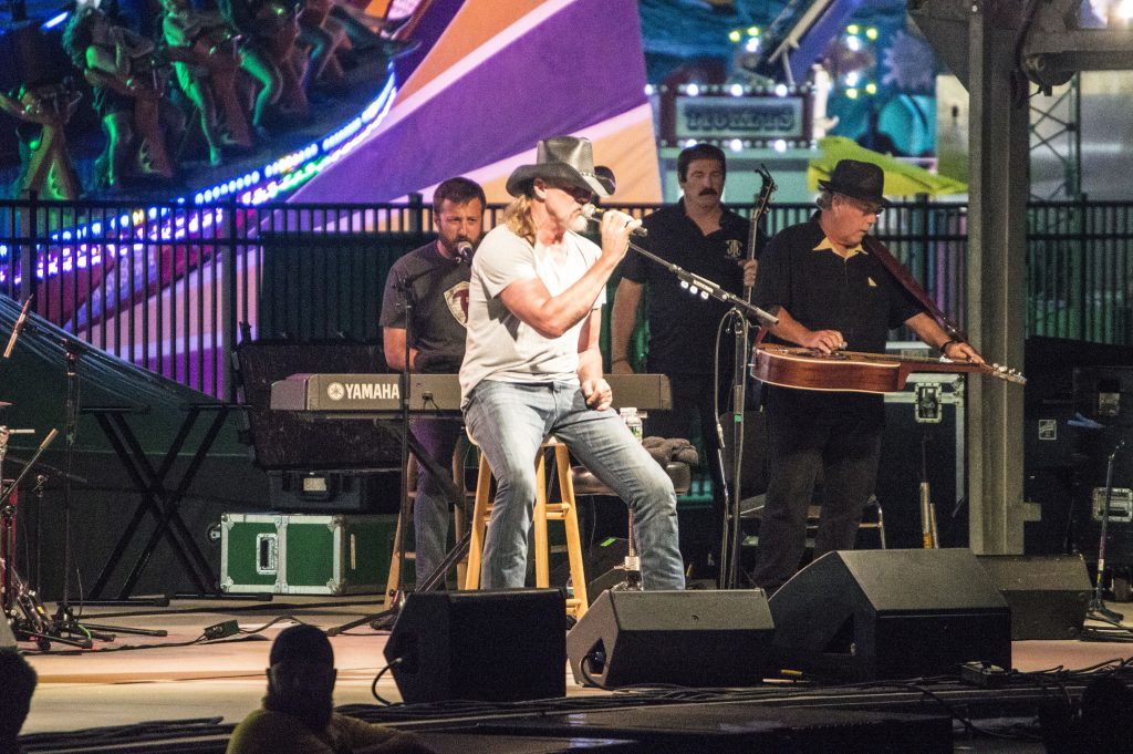 Trace Adkins Performs in Seaside Heights, N.J., July 13, 2016. (Photo: Daniel Nee/Shorebeat)