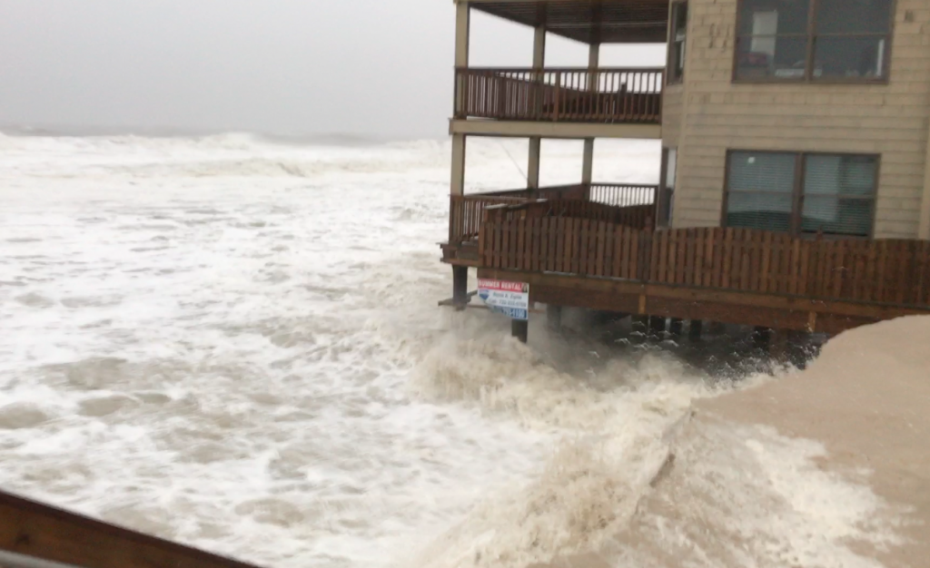 Waves threaten the Golden Gull condominium in Ortley Beach, Jan. 23, 2017. (Photo: Daniel Nee)