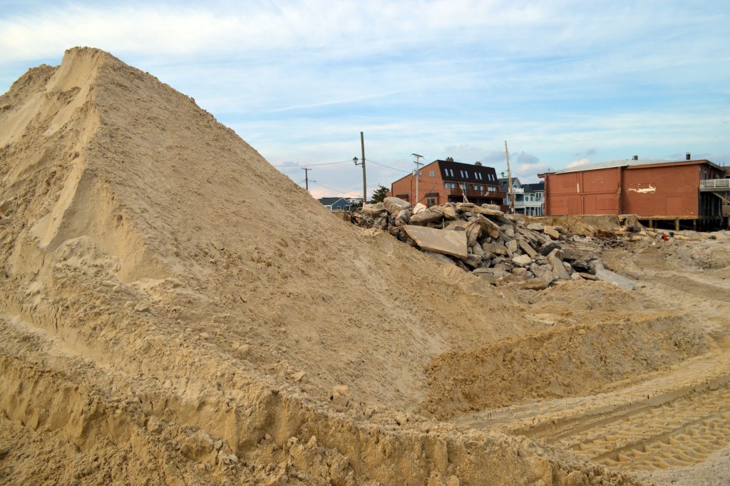 Work continues to rebuild protective berms in Ortley Beach following a nor'easter, Feb. 2, 2017. (Photo: Daniel Nee)