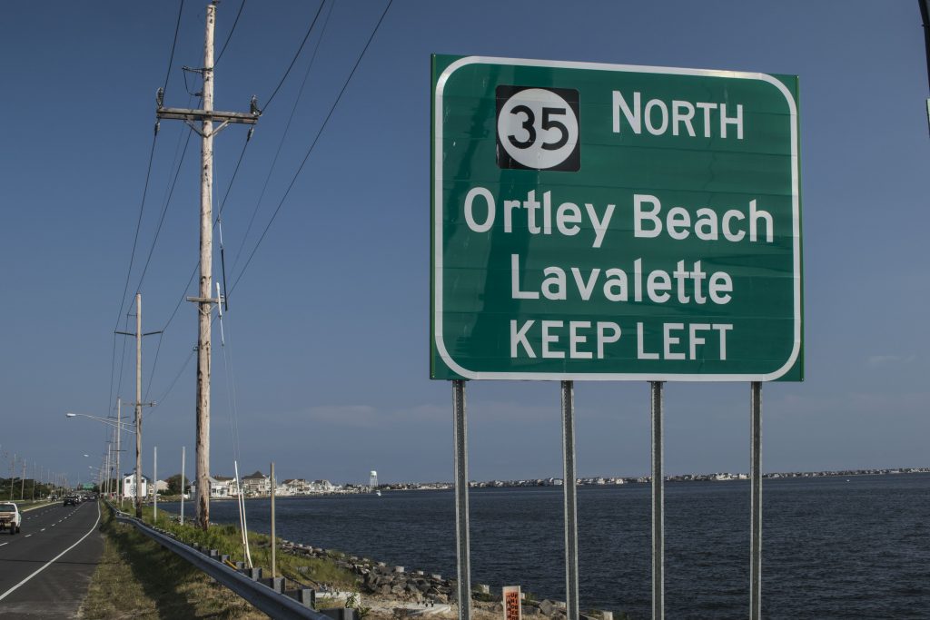 An error on a sign referencing Lavallette on Route 37, Sept. 2018. (Photo: Daniel Nee)