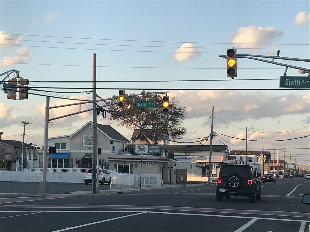 Blinking traffic lights in Ortley Beach. (Photo: Daniel Nee)