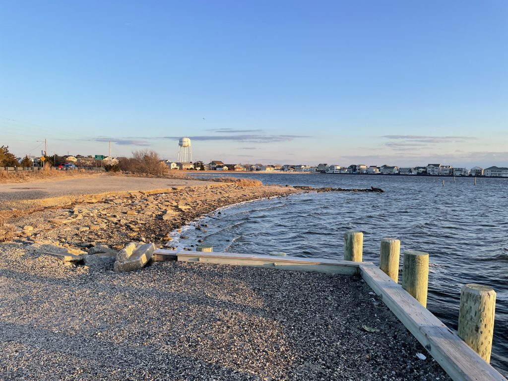 Deteriorating conditions at the Seaside Heights bayfront along Route 35. (Photo: Daniel Nee)