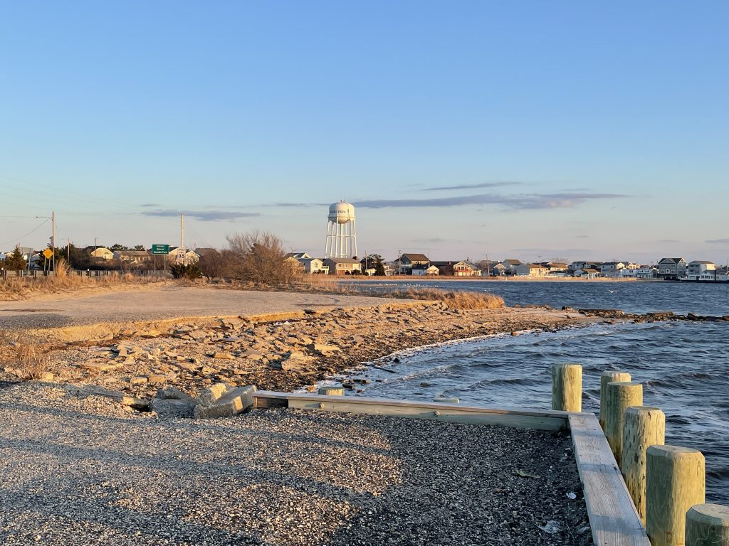 Deteriorating conditions at the Seaside Heights bayfront along Route 35. (Photo: Daniel Nee)