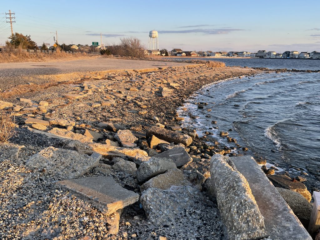 Deteriorating conditions at the Seaside Heights bayfront along Route 35. (Photo: Daniel Nee)