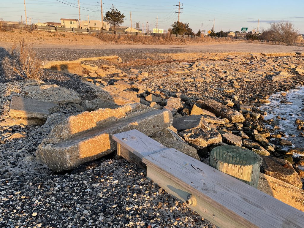 Deteriorating conditions at the Seaside Heights bayfront along Route 35. (Photo: Daniel Nee)