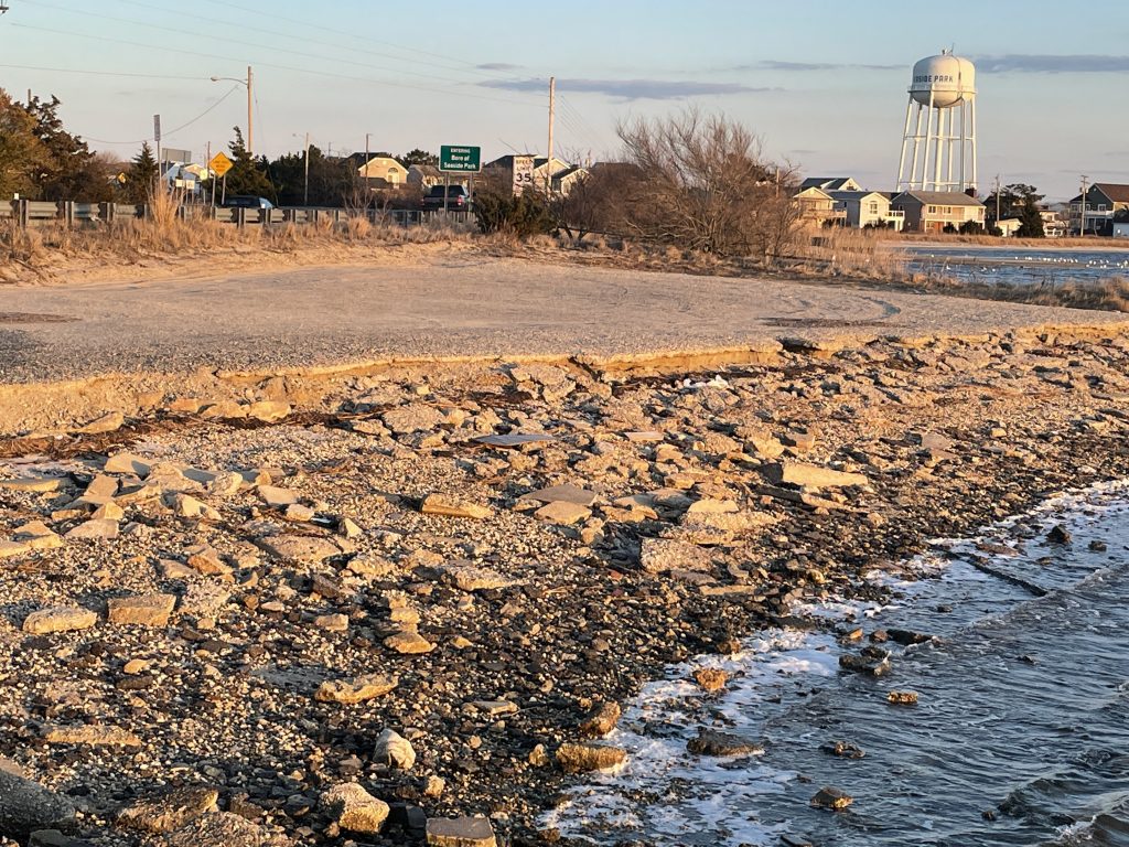 Deteriorating conditions at the Seaside Heights bayfront along Route 35. (Photo: Daniel Nee)