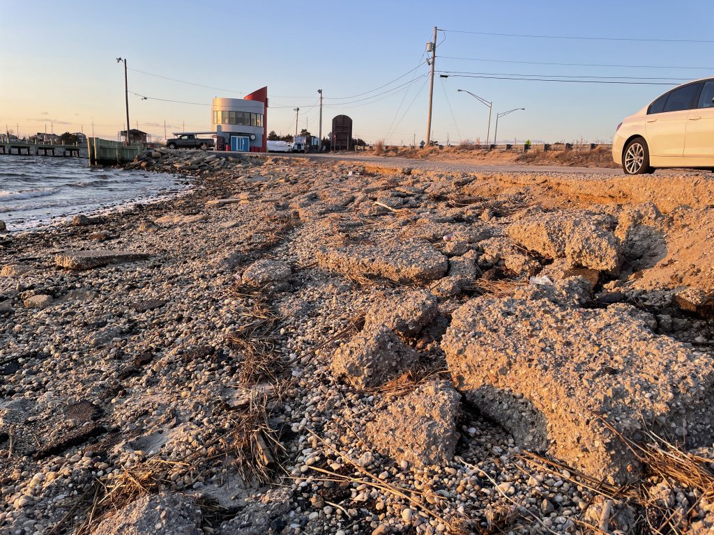 Deteriorating conditions at the Seaside Heights bayfront along Route 35. (Photo: Daniel Nee)