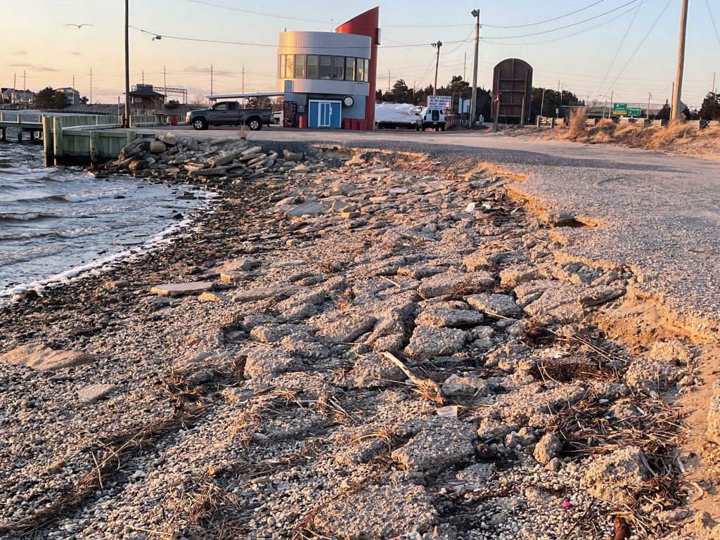 Deteriorating conditions at the Seaside Heights bayfront along Route 35. (Photo: Daniel Nee)