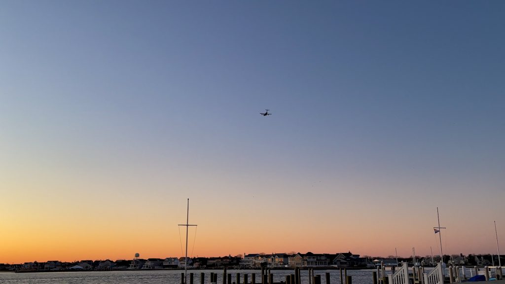 A Boeing C-17 Globemaster III streaks over Barnegat Bay on its way to Joint Base McGuire-Dix-Lakehurst. (Photo: Daniel Nee)