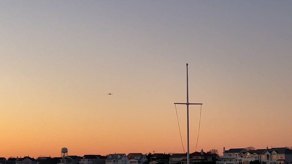A Boeing C-17 Globemaster III streaks over Barnegat Bay on its way to Joint Base McGuire-Dix-Lakehurst. (Photo: Daniel Nee)