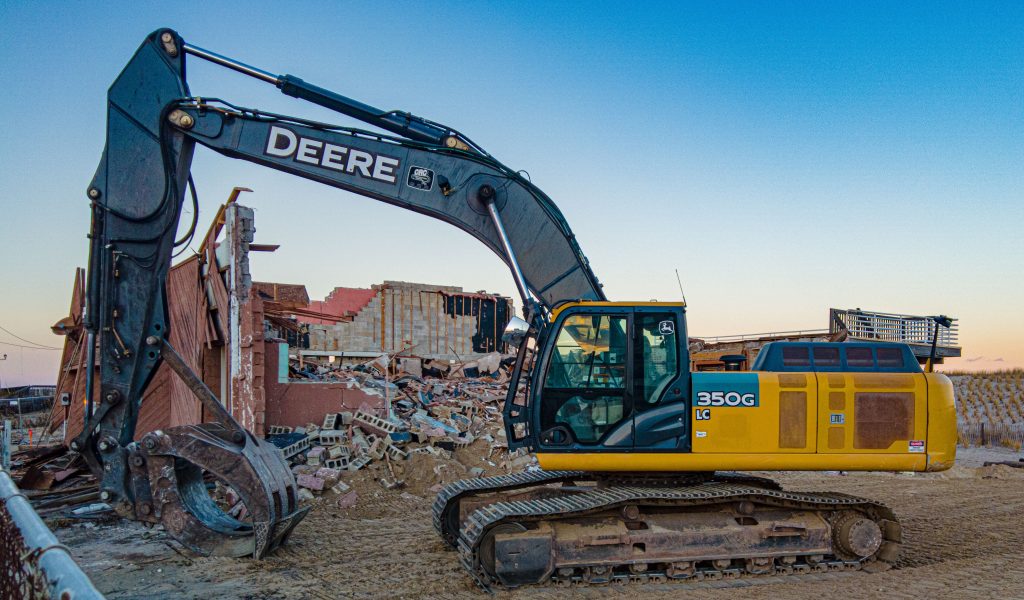 Demolition begins at Joey Harrison's Surf Club, Dec. 3, 2021. (Photo: Daniel Nee)