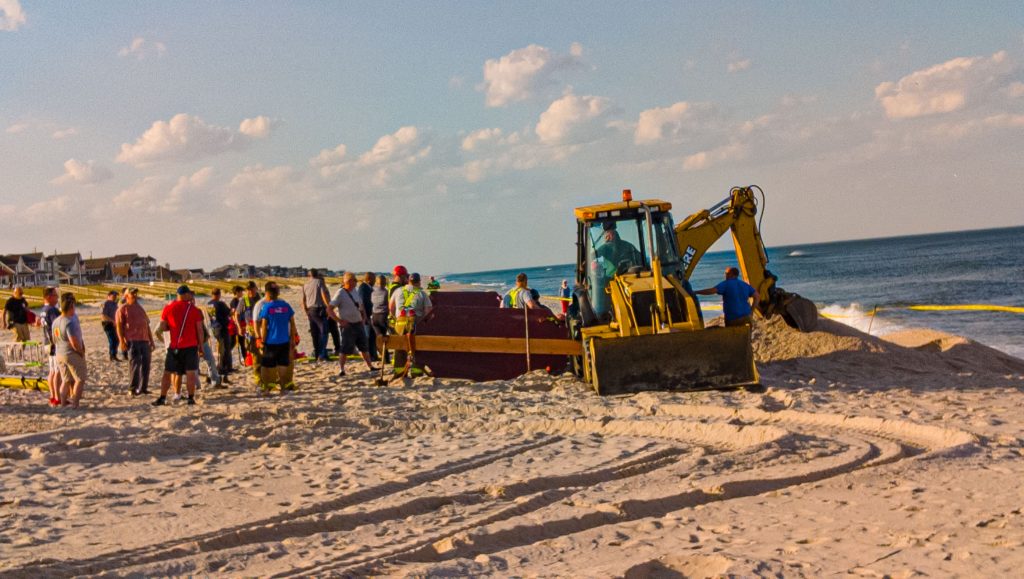 Rescue workers searching for a teen missing after a hole in the beach sand collapse, May 17, 2022. (Photo: Daniel Nee)