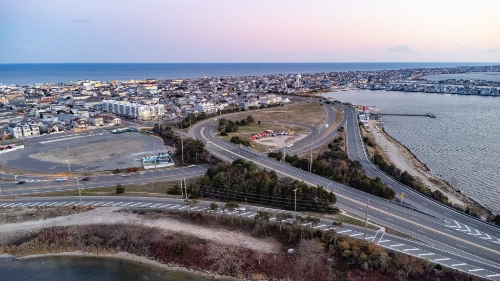 Construction crews are in place to build a 'living shoreline' in Seaside Heights' south bayfront, Nov. 2022. (Photo: Daniel Nee)