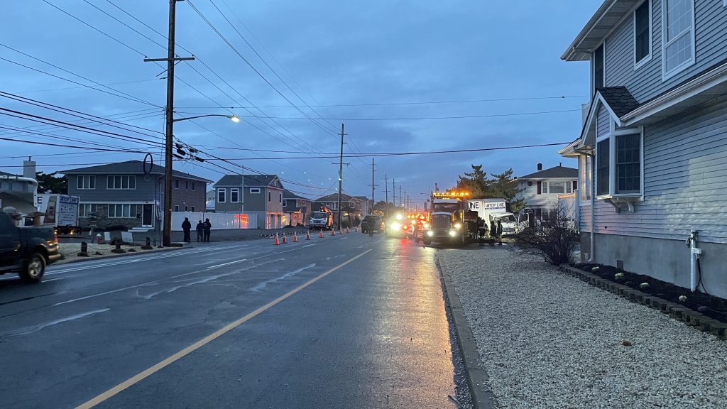 A box truck involved in a single-vehicle crash on Route 35 South in Lavallette, Dec. 22, 2022. (Photo: Daniel Nee)