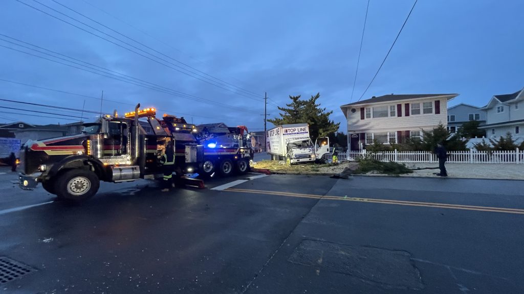 A box truck involved in a single-vehicle crash on Route 35 South in Lavallette, Dec. 22, 2022. (Photo: Daniel Nee)