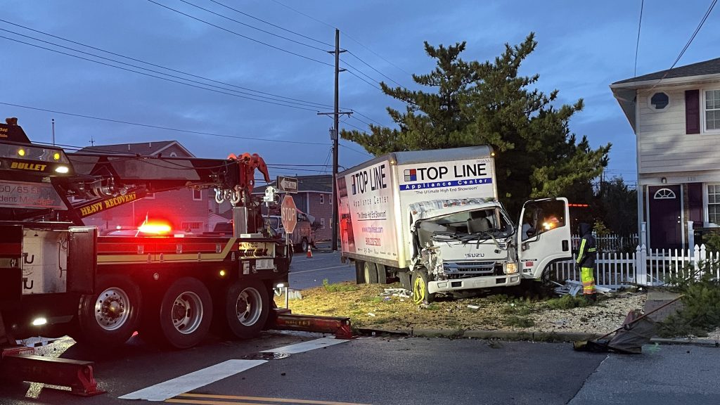 A box truck involved in a single-vehicle crash on Route 35 South in Lavallette, Dec. 22, 2022. (Photo: Daniel Nee)