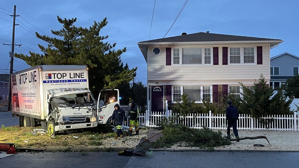 A box truck involved in a single-vehicle crash on Route 35 South in Lavallette, Dec. 22, 2022. (Photo: Daniel Nee)