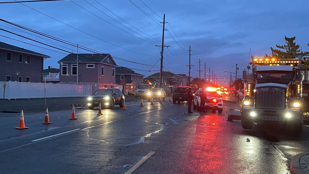 A box truck involved in a single-vehicle crash on Route 35 South in Lavallette, Dec. 22, 2022. (Photo: Daniel Nee)