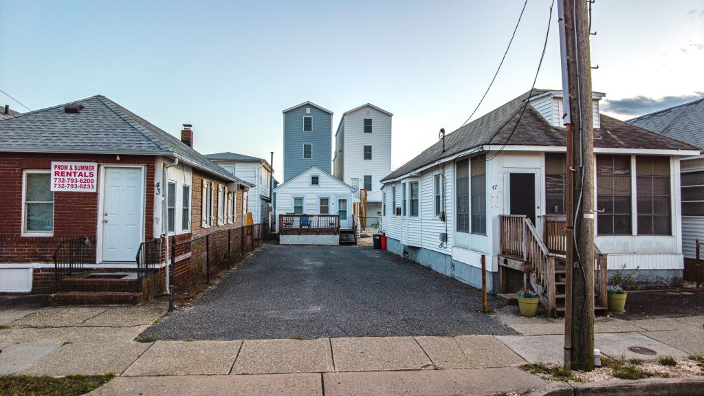 The property at 45 Lincoln Avenue, which will be subdivided for the construction of two homes, Oct. 2023. (Photo: Shorebeat)