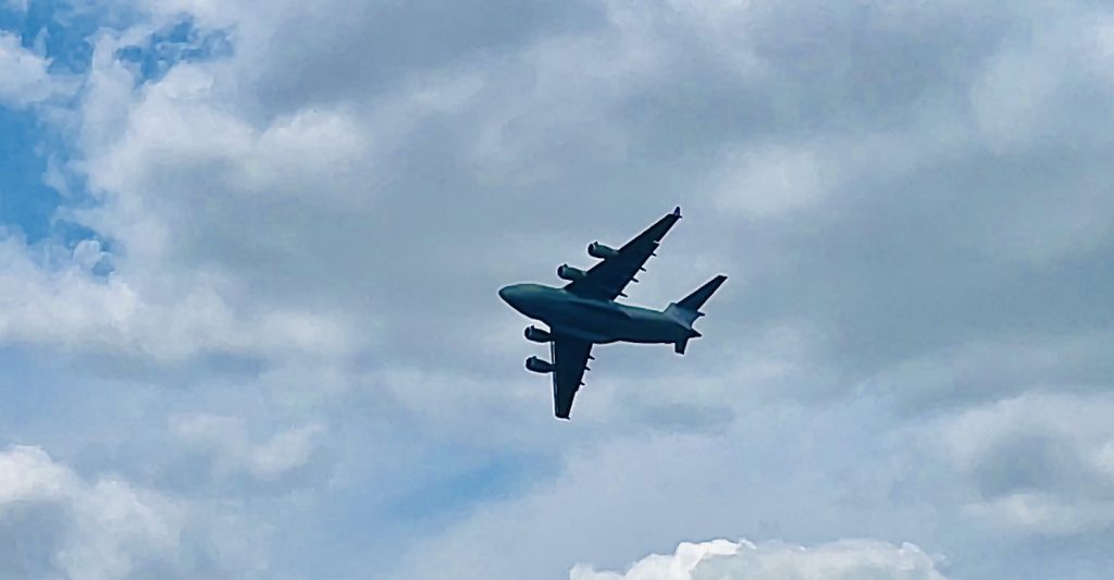 A C-17 flies into Joing Base MDL (Photo: Shorebeat)