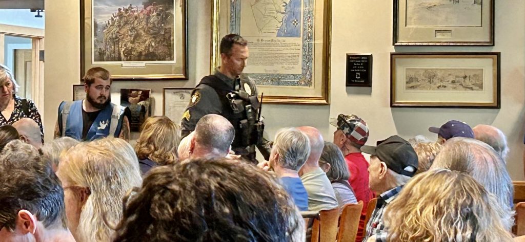 A police officer provides security at the April 30, 2025 township council meeting in Toms River. (Photo: Shorebeat)